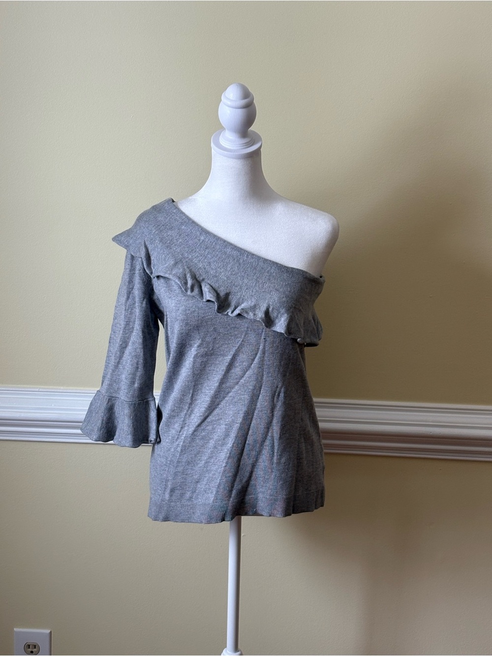 525 America Gray Off-the-Shoulder Ruffle Knit Sweater